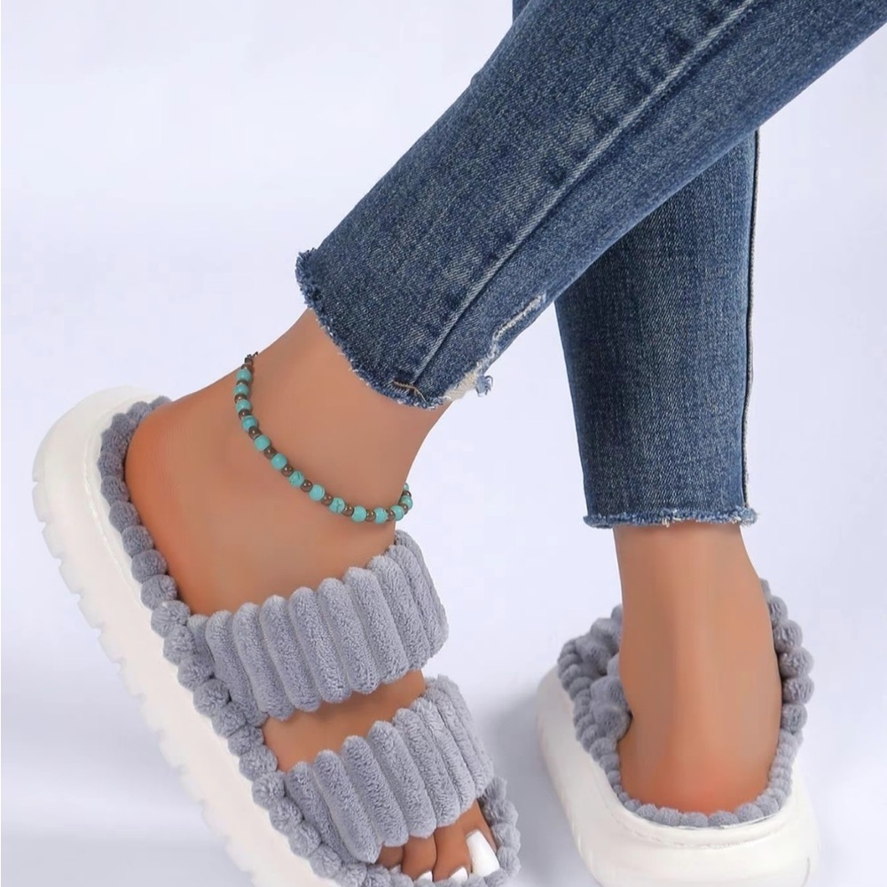 Cider NWT Gray and White Plush Knit Slip-On Slippers - Picture 7 of 7